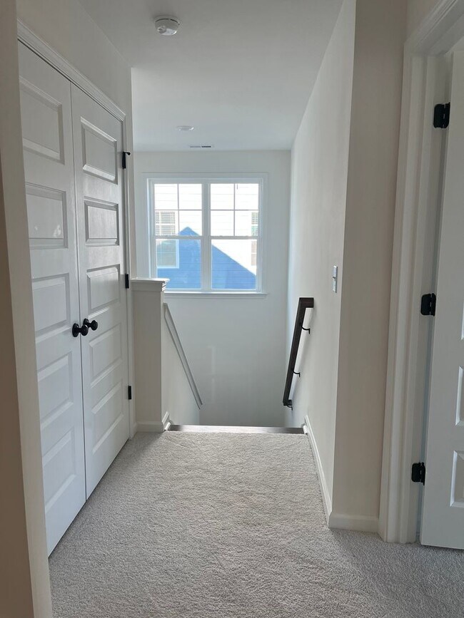 Building Photo - Beautiful New Home