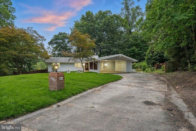 Building Photo - 866 Canal Dr