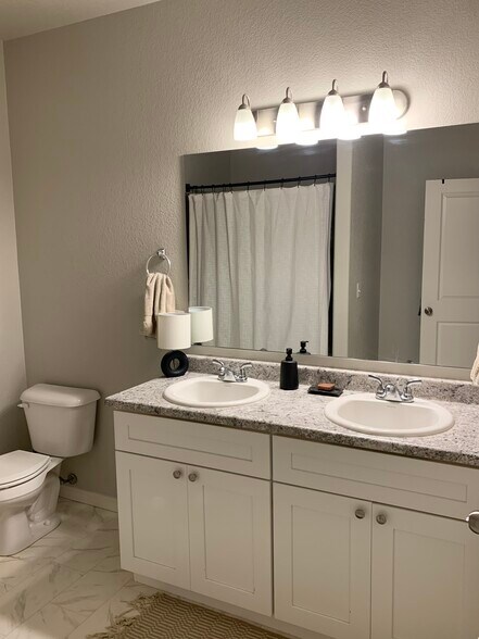 Building Photo - 713 Grissom Dr