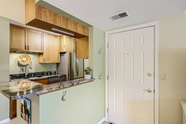 Building Photo - Updated 2 Bed 2 Bath Hunter Creek Condo W/Community Pool