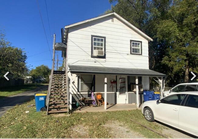 Building Photo - 1 Bedroom Upstairs Duplex