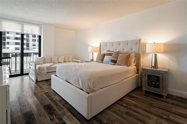 Building Photo - 2625 Collins Ave