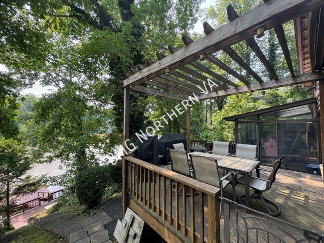 Building Photo - 8221 Barron St