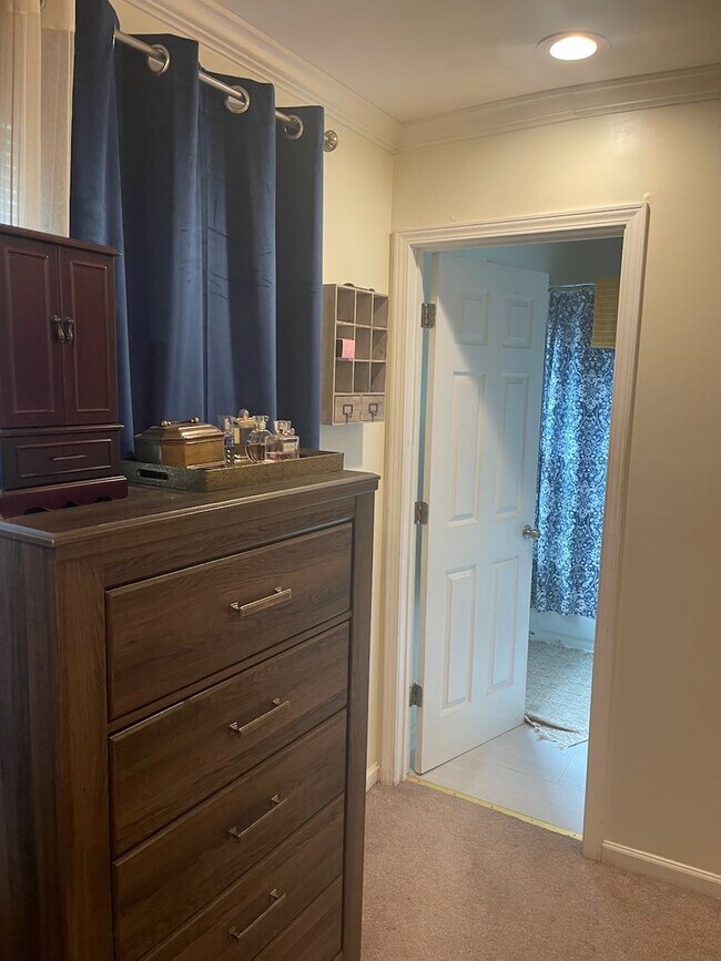 Building Photo - Cute Bungalow, Less Than Half Mile From We...