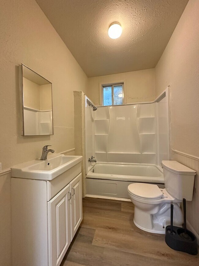 Building Photo - Adorable Three Bedroom on a Large Lot