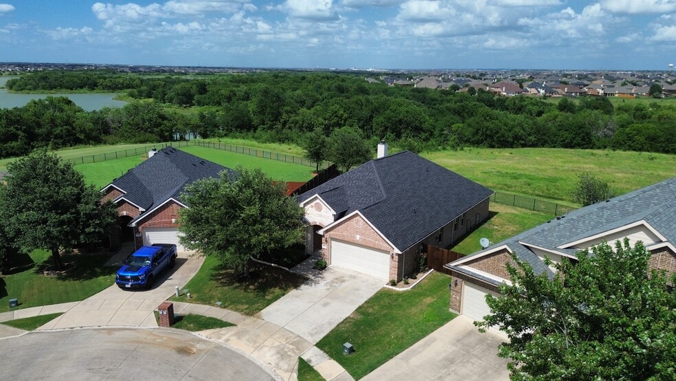 Beautiful home on the green belt - 2853 Waterfall Ln