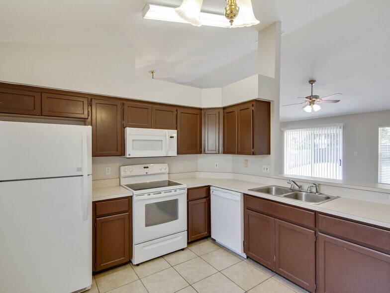 Building Photo - 918 Palm Forest Ln