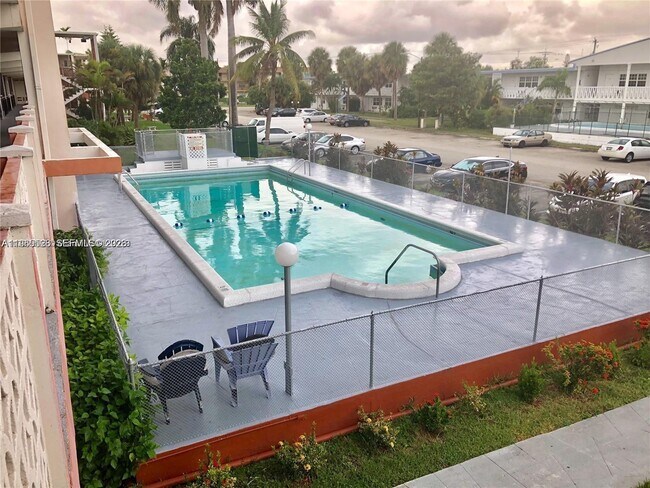 Building Photo - 1450 NE 170th St