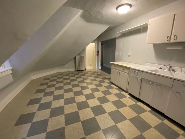 Building Photo - 1513 E Superior St