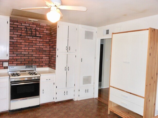 Building Photo - FOR RENT: Charming Single Level House, Pri...