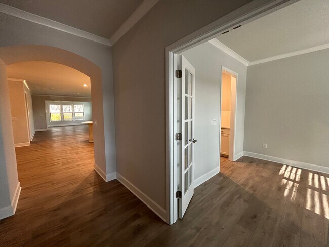 Building Photo - 450 Bandon Wy