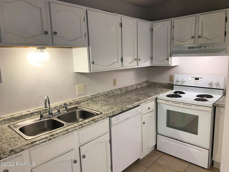 Building Photo - 220 Briarcliff Dr