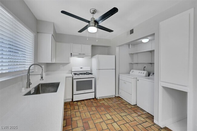 Building Photo - 1520 Hialeah Dr