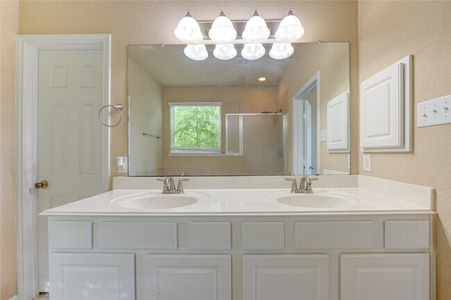 Building Photo - 6907 Stevenson Dr