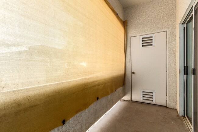 Building Photo - HCVP considered!  SAHARA & SLOAN AREA/ GAT...