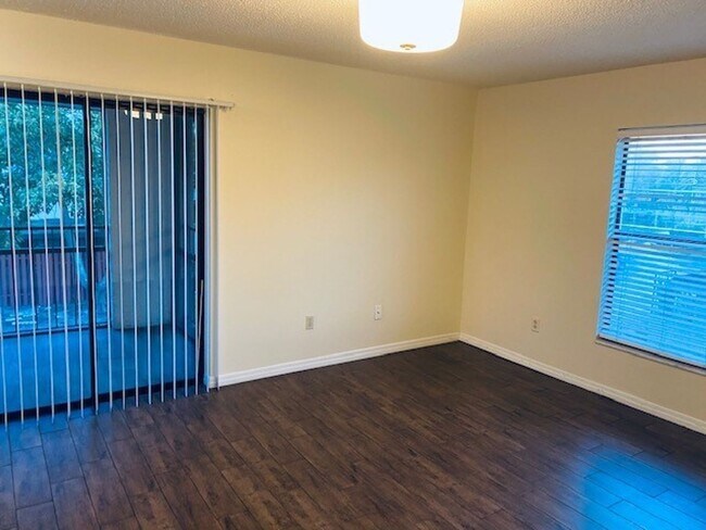 Building Photo - 1604 Sunside Square