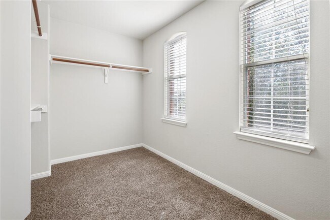 Building Photo - 3807 Links Ln