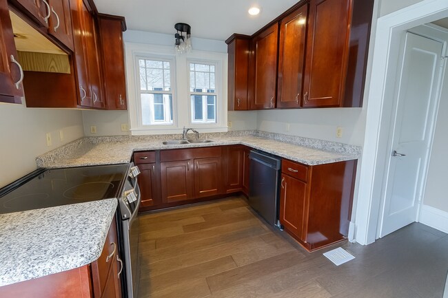 Building Photo - Immediate Move In or Nov 1st Beautiful 3 B...