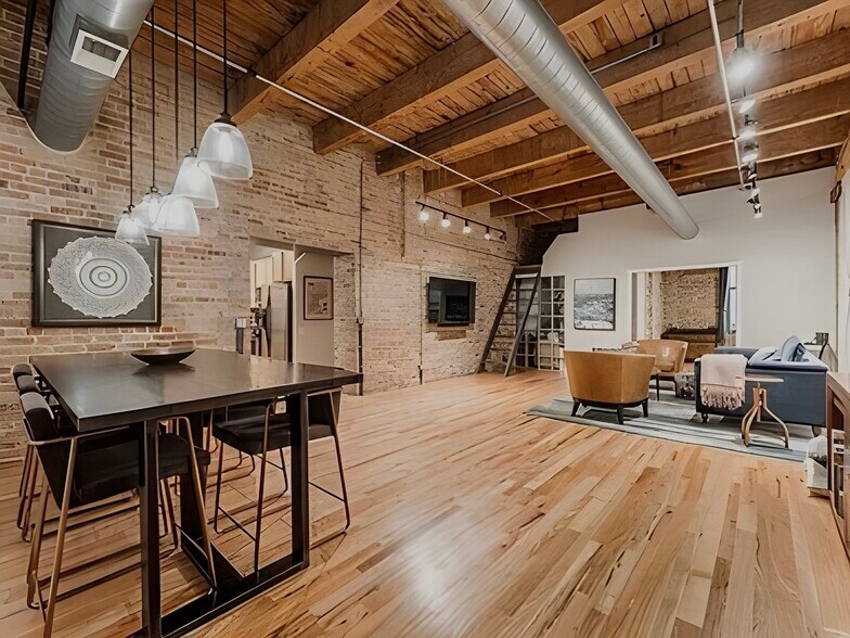 Building Photo - 312 N May St