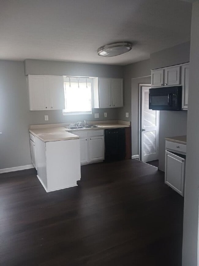 Building Photo - Nice 3 BR 1.5 House in Shively