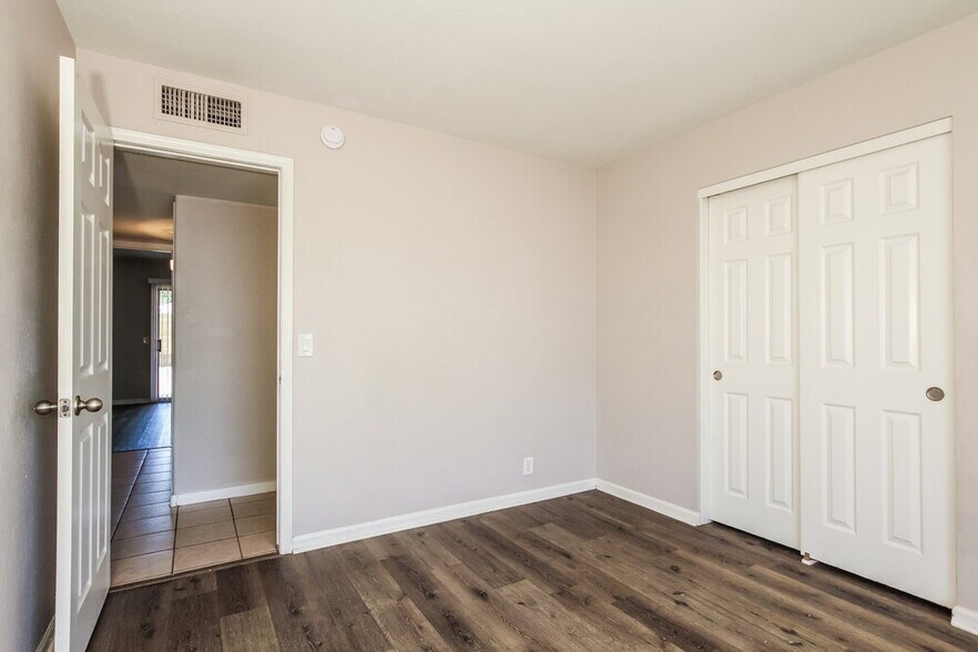 Building Photo - 6157 N 87th Ln