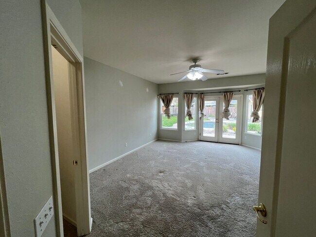 Building Photo - 4 bedrooms, an office and single-story home with a pool!!