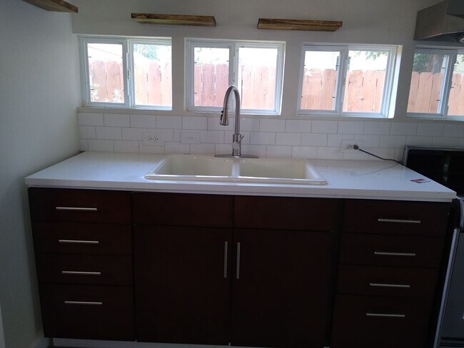 Building Photo - 1/2 off first months rent Totally Renovated Studio! AVAILABLE NOW!!