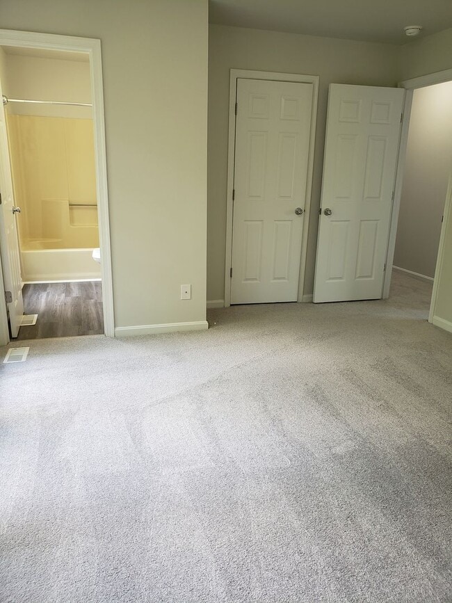 Building Photo - Very nice 3 Level in Fredericksburg!