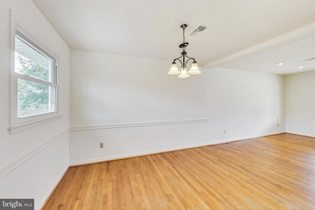 Building Photo - 1208 Pinewood Dr