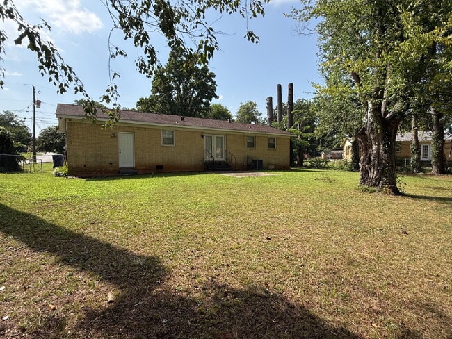 Building Photo - "Charming 3-Bed Home with Beautiful Hardwood Floors on Euclid Road!"