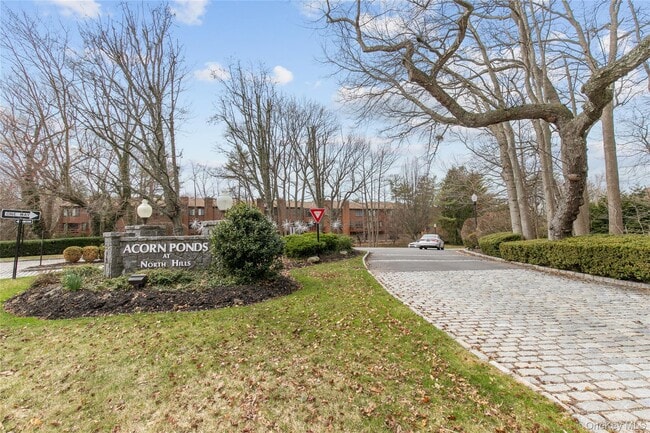 Building Photo - 18 Acorn Ponds Dr