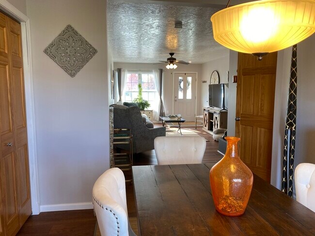 Building Photo - Gorgeous 3 bedroom 2.5 bath with one stall detached garage and fenced in backyard for rent!