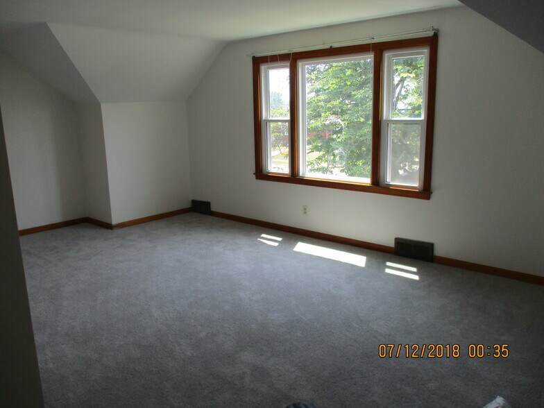 Building Photo - 586 Martin Rd