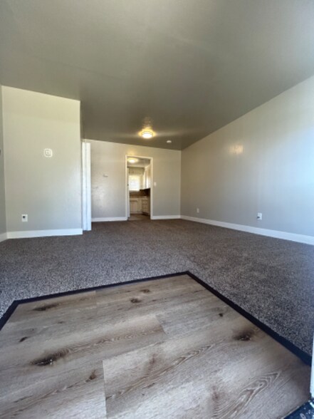 Primary Photo - 3323 E Clinton Ave