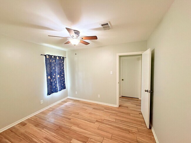 Building Photo - Amazing detached 2/2.5 duplex in Central Austin!!!