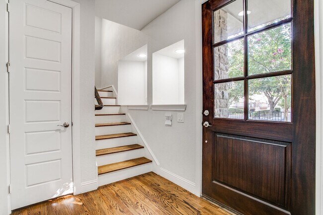 Building Photo - Exclusive Oak Lawn Townhome with Stunning ...