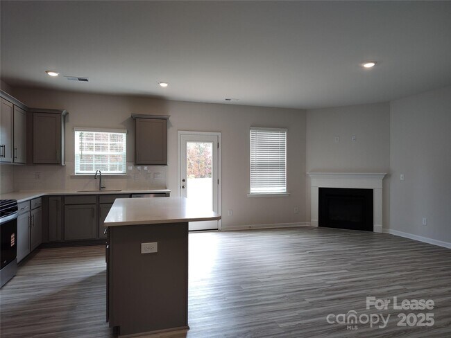 Building Photo - 1404 Secrest Cmns Dr