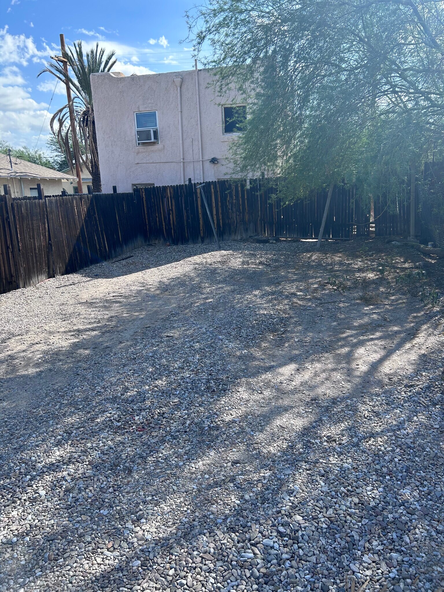 Building Photo - 616 E 8th St