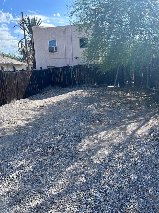 Building Photo - 616 E 8th St