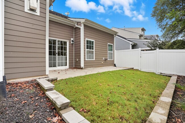 Building Photo - FIRST FLOOR MASTER BEDROOM-END UNIT-GREAT ...