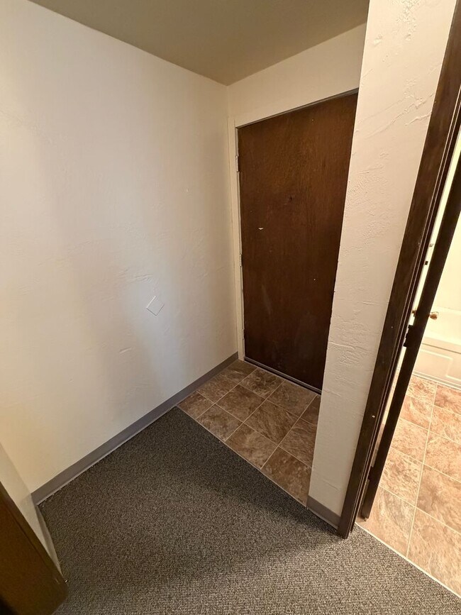 Building Photo - (907) Bluewood Apartments - 1 Bedroom / 1 Bath