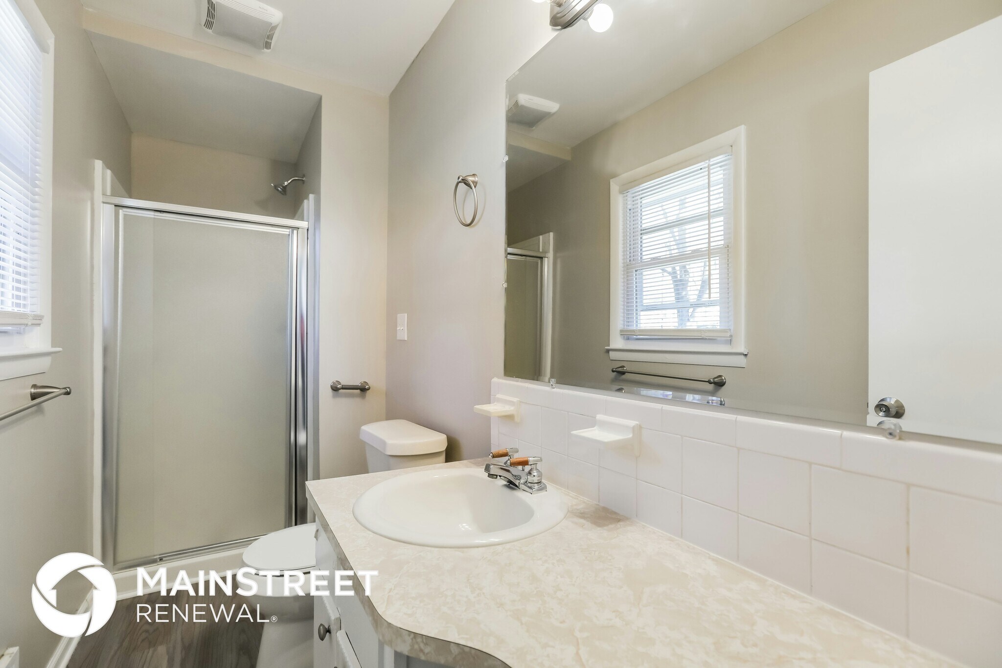 Building Photo - 2900 S Linwood Ave