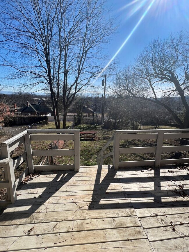 Building Photo - Classic Brick bungalow in the Heart of Bristol Virginia. Property has been freshly painted and is...