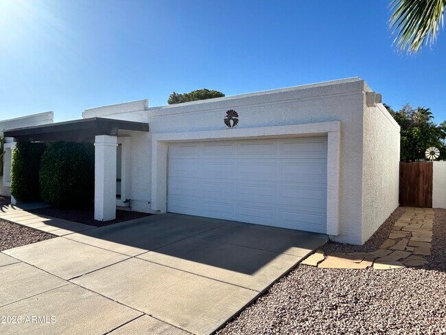 Building Photo - 1032 E Villa Maria Dr