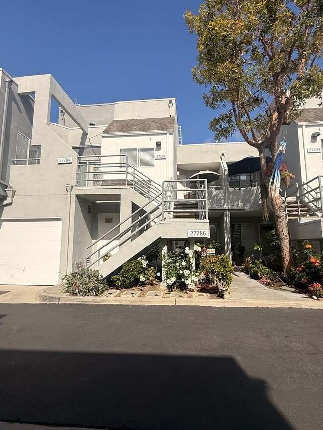 Building Photo - Ground Floor 2bed Condo w/ attached garage