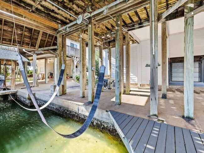 Building Photo - 334 Paradise Dr