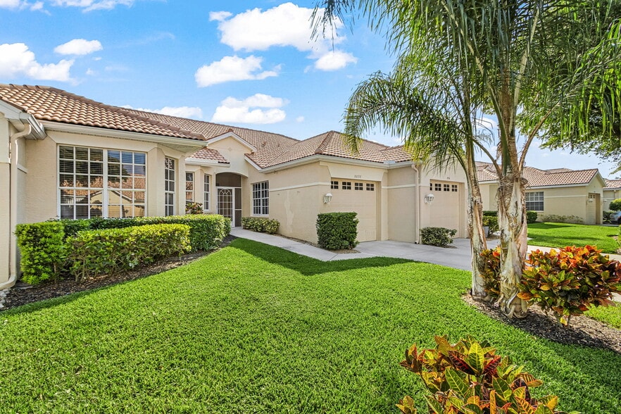 Front entrance with palm tree - 8899 Bristol Bnd