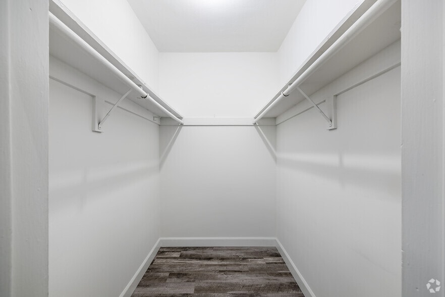 1BR, 1BA - 700SF - Closet - 802 N West Knoll Dr