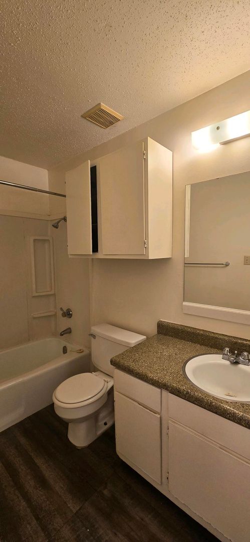 Building Photo - AVAILABLE! 2 Bedroom 2 Bath in Longview!