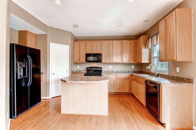 Building Photo - Large Single Family Home Near APG!